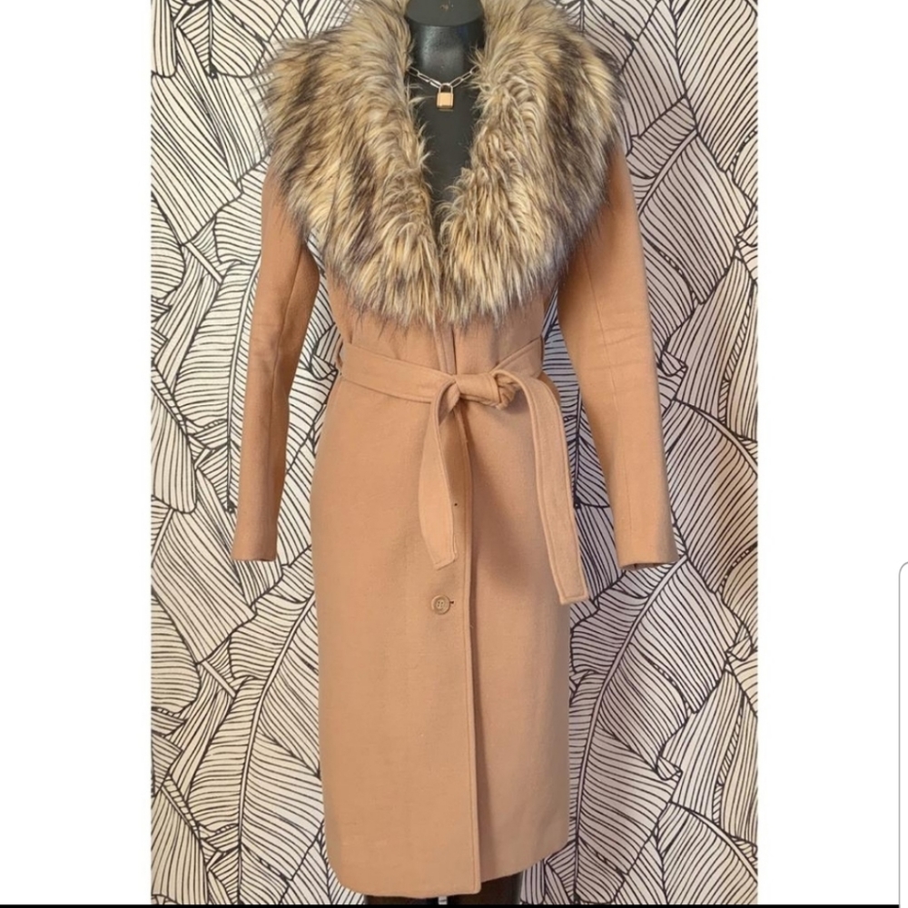 Long coat with Belt Tie and removable fur collar!